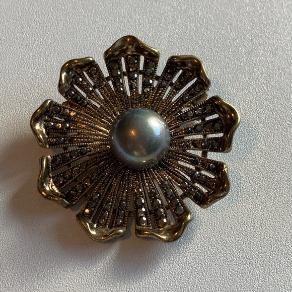 Large Gold-Toned Floral Brooch with Marcasites and a realistic Tahitian Pearl - Picture 1 of 3